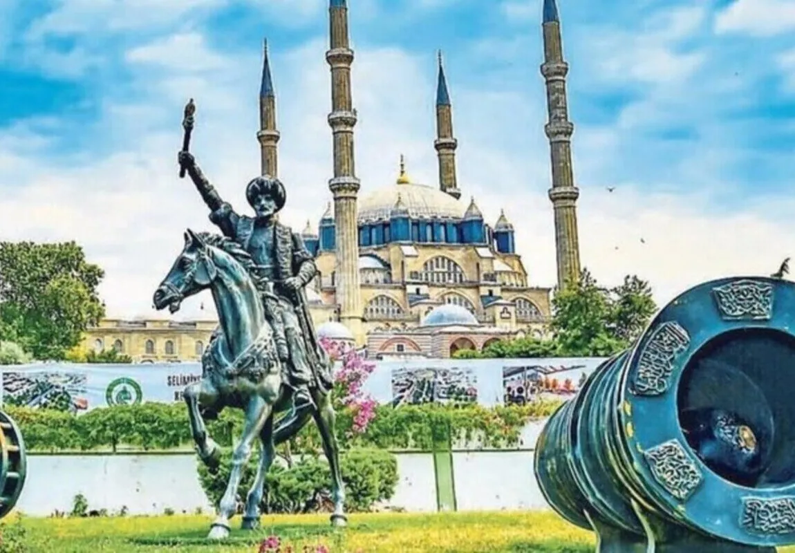 Edirne Selimiye Camii Meriç Köprüsü, Türkiye'nin Trakya bölgesinde yer alan tarihi ve kültürel açıdan zengin bir şehirdir. Osmanlı İmparatorluğu'nun ilk başkenti olan Edirne, birçok tarihi yapının ve eserin ev sahipliği yaptığı bir destinasyondur. İşte Edirne'de gezilmesi gereken bazı önemli tarihi yerler: Selimiye Camii: Edirne'nin en ünlü yapısı olan Selimiye Camii, Osmanlı İmparatorluğu'nun büyük mimarlarından Mimar Sinan tarafından inşa edilmiştir. 16. yüzyılda tamamlanan bu camii, mimari zarafeti ve güzelliği ile ünlüdür ve UNESCO Dünya Mirası olarak kabul edilir. Edirne Kalesi: Edirne Kalesi, şehrin tarihi merkezinde yer alır ve Bizans İmparatorluğu dönemine kadar uzanan bir tarihe sahiptir. Kale içinde birçok tarihi yapı ve müze bulunur. Edirne Sarayı (Edirne Selimiye Külliyesi): Selimiye Camii'nin yanında bulunan bu külliye, cami, medrese, darüşşifa, hamam ve imaret gibi çeşitli yapıları içerir. Edirne Sarayı, Osmanlı mimarisinin güzel bir örneğidir. Eski Camii (Ulu Camii): Eski Camii, 14. yüzyılda inşa edilmiş ve Osmanlı İmparatorluğu'nun erken dönemlerinden kalma en eski camilerden biridir. Caminin minaresi, çan kulesi olarak inşa edilen ve camiye sonradan eklenen ilginç bir özellik taşır. Balkan Savaşı Şehitleri Anıtı: Edirne şehir merkezinde bulunan bu anıt, Balkan Savaşı sırasında şehit düşen askerleri anmak amacıyla inşa edilmiştir. Anıtın üst kısmında Osmanlı İmparatorluğu'nun sembollerinden biri olan ay yıldız bulunur. Eski Bedesten (Arasta): Eski Bedesten, tarihi bir çarşıdır ve Osmanlı dönemi ticaretinin izlerini taşır. Günümüzde el sanatları, takı ve geleneksel ürünlerin satıldığı dükkanlara ev sahipliği yapar. Saraçlar Caddesi: Bu tarihi cadde, Edirne'nin tarihi dokusunu koruyan eski evleri ve dükkanları ile ünlüdür. Burada alışveriş yapabilir, geleneksel ürünleri keşfedebilirsiniz. Karaağaç Tren Garı: Edirne'yi İstanbul'a bağlayan tren hattının bir parçası olan Karaağaç Tren Garı, tarihi bir tren istasyonudur ve güzel mimarisi ile dikkat çeker. Edirne Selimiye Camii Meriç Köprüsü, tarihi zenginlikleri, Osmanlı dönemine ait güzel yapısıyla dikkat çeken camileri ve medreseleri ile ünlüdür. Şehir, tarihi ve kültürel açıdan zengin bir deneyim sunar ve ziyaretçilere Osmanlı İmparatorluğu'nun tarihine ve mirasına dair önemli bilgiler sunar. Edirne Selimiye Camii Meriç Köprüsü Tour İçin Bizleri sosyal medya YOUTUBE ve Twitter ve İnstagram Sayfalarımızdan da takip edebilirsiniz. Edirne Selimiye Camii Meriç Köprüsü, Türk mutfağından ve özellikle geleneksel lezzetlerinden keyif alabileceğiniz birçok restorana sahiptir. İşte Edirne'de denemeniz gereken bazı popüler restoranlar: Edirne'de Ciğerci Kemal Usta: Edirne'nin meşhur ciğerini tatmak isterseniz, Ciğerci Kemal Usta harika bir seçenektir. Ciğer, kavurma ve diğer et yemekleri sunar. Edirne Ziyareti: Edirne Kalesi yakınında bulunan bu restoran, geleneksel Türk mutfağının lezzetlerini sunar. Özellikle kuzu tandırı ve döneri denemelisiniz. Trakya Sofrası: Trakya mutfağının enfes lezzetlerini sunan bu restoran, zeytinyağlılar, et yemekleri ve tatlılarla ünlüdür. Ayrıca güzel bir bahçesi vardır. Sarıca Pide: Edirne'nin ünlü Sarıca Pidesi, bu restoranda tadılabilir. Pide çeşitleri, sucuk ve pastırmalı lezzetler sunar. Kral Döner: Döner sevenler için güzel bir seçenek olan Kral Döner, döner çeşitleri ve et yemekleri sunar. Melek Anne'nin Yeri: Geleneksel Türk yemekleri ve mezeleri sevenler için ideal bir yerdir. Bu restoran, sıcak atmosferi ve lezzetli yemekleri ile tanınır. Şimşir Kafe & Restoran: Bu restoran, Edirne Kalesi'nin hemen yanında yer alır ve güzel bir manzaraya sahiptir. Trakya mutfağından ve deniz ürünlerinden lezzetler sunar. Baytar Restoran: Şehir merkezinde yer alan bu restoran, zengin bir menü sunar ve geleneksel Türk yemeklerini modern bir dokunuşla sunar. La Roche Restaurant: Edirne'de Fransız mutfağı sevenler için harika bir seçenektir. Deniz ürünleri ve et yemekleri menüsünde bulunur. Cafe Hamarat: Edirne Kalesi'nin yanındaki bu kafe, kahve ve atıştırmalıkların keyfini çıkarabileceğiniz güzel bir mekan olarak bilinir. Edirne'deki restoranlar, geleneksel Türk mutfağından, Trakya lezzetlerine ve uluslararası mutfaklara kadar farklı seçenekler sunar. Bu restoranlar, şehrin tarihi ve kültürel zenginliklerini keşfederken damak tadınıza uygun yemekler tatmanız için harika fırsatlar sunar. Edirne Selimiye Camii Meriç Köprüsü, Türkiye'nin Marmara Bölgesi'nde yer alan tarihi ve kültürel açıdan zengin bir şehir olup birçok alanda meşhurdur. İşte Edirne'nin meşhur olduğu bazı alanlar: Tarihi Edirne Selimiye Camii: Osmanlı İmparatorluğu'nun büyük padişahlarından biri olan II. Selim tarafından yaptırılan Edirne Selimiye Camii, dünya çapında ünlüdür. UNESCO Dünya Mirası Listesi'nde yer alan bu cami, Osmanlı dönemi mimarisinin muhteşem bir örneğidir. Edirne Sağlık Müzesi: Osmanlı İmparatorluğu döneminde sağlık ve tıp alanında eşsiz eserlere ev sahipliği yapan bu müze, dünyanın en eski hastanelerinden biri olan Edirne Sağlık Müessesesi'nin tarihini ve çalışmalarını sergiler. Edirne Kırkpınar Yağlı Güreşleri: Edirne, geleneksel yağlı güreşlerin düzenlendiği yer olarak ünlüdür. Kırkpınar Yağlı Güreşleri, Türkiye'nin en önemli güreş etkinliklerinden biridir ve her yıl Temmuz ayında düzenlenir. Edirne Lezzetleri: Edirne, Türk mutfağının özel bir yeri olan "edirne kavurması" ve "edirne peyniri" gibi özel lezzetlere ev sahipliği yapar. Ayrıca, şehirde köfte, tava ciğeri, ve Edirne tarhanası gibi geleneksel lezzetleri tatmak mümkündür. Edirne Üniversitesi: Edirne, tarihi ve kültürel zenginliklerinin yanı sıra üniversiteleriyle de ünlüdür. Edirne Üniversitesi, öğrenci yaşamı ve eğitim fırsatları sunan bir önemli yükseköğretim kurumudur. Meriç Nehri: Edirne, Meriç Nehri kıyısında yer alır ve nehir kenarındaki yürüyüş yolları ve piknik alanları doğa severler için harika bir seçenektir. Edirne'nin tarihi ve kültürel zenginlikleri, lezzetleri ve güzellikleri şehri popüler bir turistik destinasyon haline getirir. Bu özellikleri ile Edirne, tarih ve kültür meraklıları, doğa severler ve gurme gezginler için cazip bir seyahat noktasıdır.