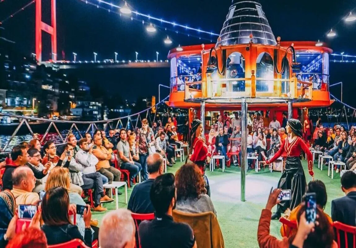 İstanbul Boğazı Manzarası: İstanbul Boğazı, muazzam bir doğal güzellik ve tarihî zenginlikleri bir araya getiren eşsiz bir manzaraya sahiptir. Boğaz, iki kıtayı birbirine bağlar ve şehrin simgelerinden biri olmuştur. İşte İstanbul Boğazı'nın manzarası hakkında bazı özellikler: Tarihi Yapılar ve Saraylar: Boğaz'ın kıyıları, tarihî yapılar ve saraylarla süslüdür. Topkapı Sarayı, Dolmabahçe Sarayı gibi önemli tarihî eserler, Boğaz'ın kıyısında konumlanmıştır. Boğaziçi Köprüsü ve Fatih Sultan Mehmet Köprüsü: Boğaz üzerindeki bu iki önemli köprü, hem teknik mühendislik harikalarıdır hem de kentin siluetini oluşturan önemli unsurlardır. Özellikle akşam saatlerinde ışıklandırılmış halleriyle muazzam bir manzara sunarlar. Yatlar ve Tekneler: Boğaz, sürekli olarak yatlar, tekneler ve gemilerle dolup taşar. Boğazda yapılan tekne turları, hem yerel halk hem de ziyaretçiler için popüler bir aktivitedir. Yeşillikler ve Kıyıdaki Parklar: Boğaz'ın kıyıları, yeşil alanlar, parklar ve yürüyüş alanlarıyla doludur. Kuzeydeki Yıldız Parkı ve Emirgan Korusu gibi yerler, Boğaz'ın kıyısında doğal bir güzellik sunar. İstanbul Boğazı'nın Kültürel Durumu: İstanbul Boğazı, sadece doğal güzellikleriyle değil, aynı zamanda tarihî ve kültürel önemiyle de büyük bir çekim merkezidir. Tarihî ve Mitolojik Bağlantılar: Boğaz, tarih boyunca önemli olaylara tanıklık etmiştir. Antik Yunan mitolojisinde "Bosporus" olarak adlandırılan Boğaz, mitolojik öykülere de ev sahipliği yapmıştır. Medeniyetlerin Buluşma Noktası: Boğaz, tarihsel olarak birçok medeniyetin buluşma noktası olmuştur. Roma İmparatorluğu, Bizans İmparatorluğu ve Osmanlı İmparatorluğu'nun izleri burada görülebilir. Kıtalar Arası Kültürel Etkileşim: İstanbul Boğazı, Avrupa ve Asya kıtalarını birbirine bağlar. Bu durum, İstanbul'u hem Avrupa kültürleriyle hem de Asya kültürleriyle etkileşimde bulunan eşsiz bir şehir haline getirir. Boğazın Efsaneleri: Boğaz, zamanla birçok efsaneye ve hikâyeye ev sahipliği yapmıştır. Gemilere musallat olan "Boğaziçi Canavarı" gibi efsaneler, bölgenin kültürel zenginliğini yansıtır. İstanbul Boğazı, sadece fiziksel bir geçiş noktası olmanın ötesinde, tarih, kültür ve doğa ile iç içe geçmiş bir bütündür. Hem yerel halk hem de ziyaretçiler için büyüleyici bir deneyim sunar.